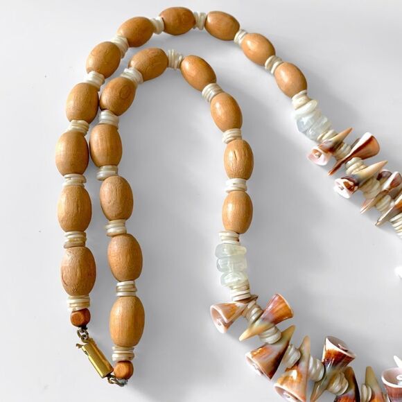 Vintage Shell Cone Wooden Bead Necklace - Picture 4 of 5